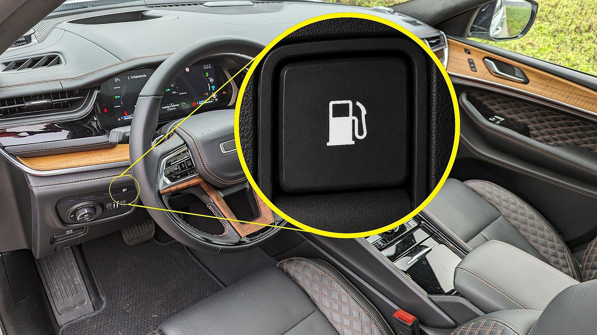 Knopf zur Entriegelung des Tankdedeckels in einem Auto
