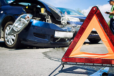 Wer nach dem Unfall einfach davon fährt, muss mit einer harten Strafe rechnen. Bild: freepik