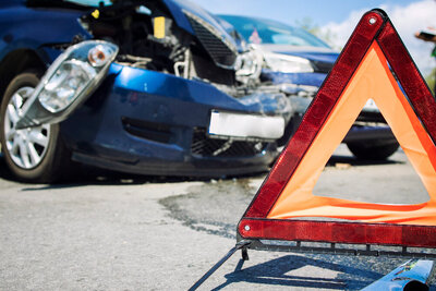 Wer nach dem Unfall einfach davon fährt, muss mit einer harten Strafe rechnen. Bild: freepik