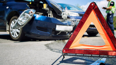 Wer nach dem Unfall einfach davon fährt, muss mit einer harten Strafe rechnen. Bild: freepik