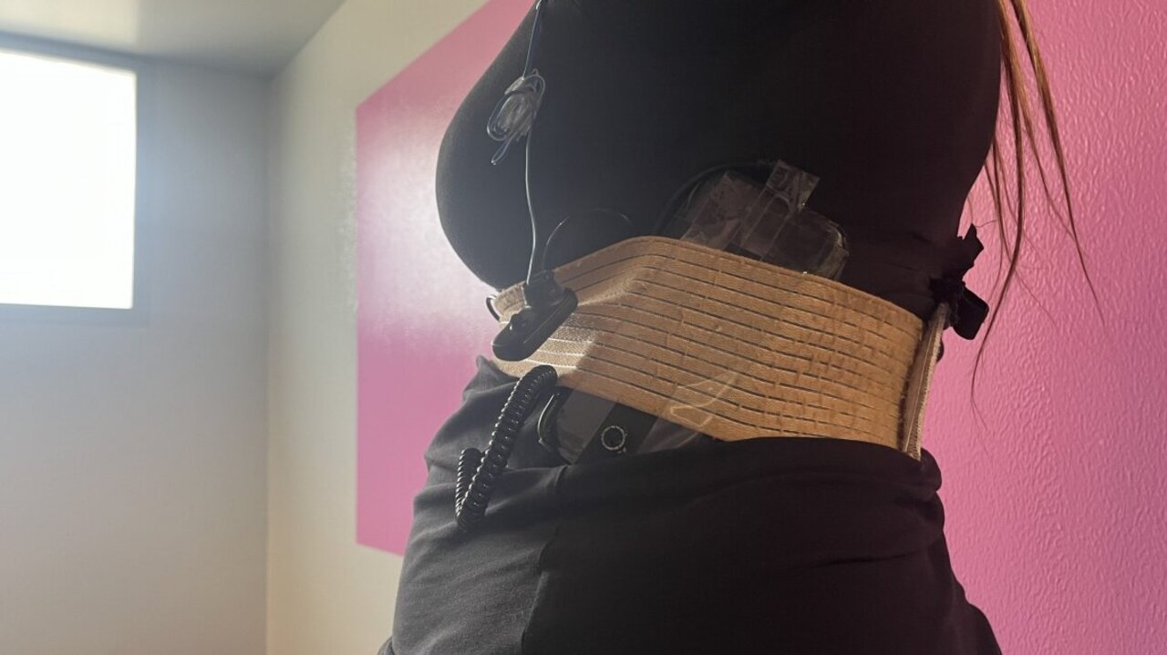 Eine Frau wurde im Kanton St. Gallen erwischt, wie sie sich mit einem Einflüsterer durch die Theorieprüfung schummeln wollte. Bild: Kantonspolizei St. Gallen