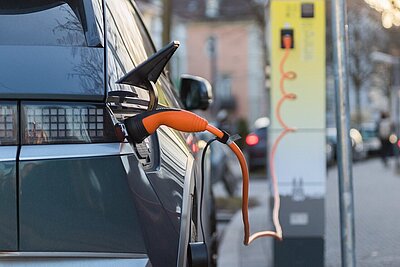 E-Auto an der Tankstelle.