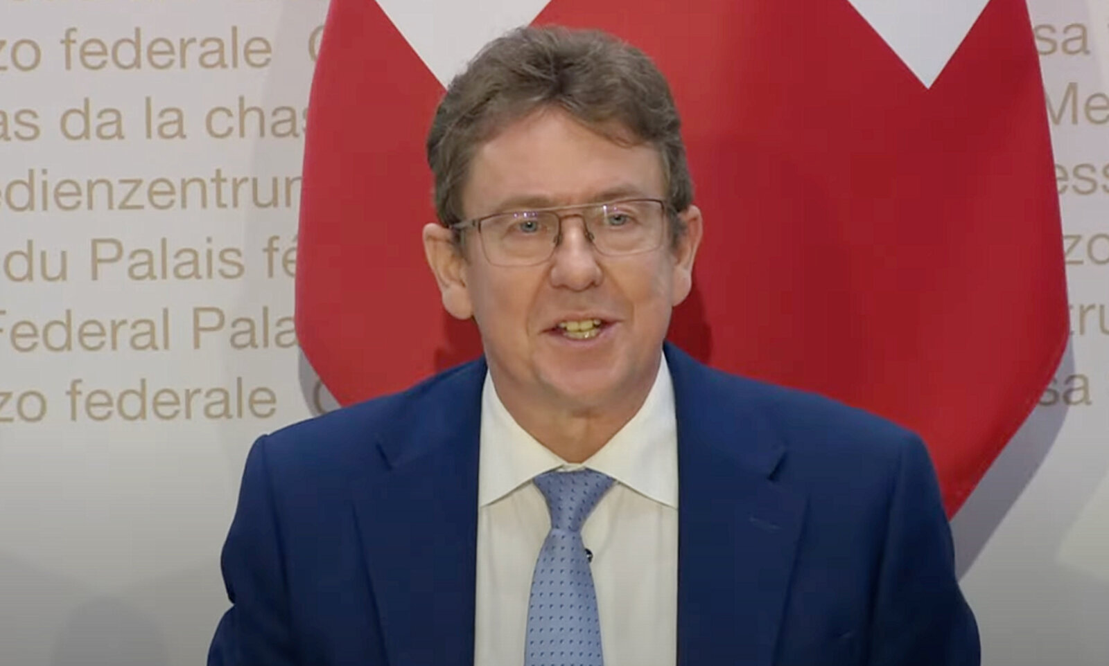Bundesrat Albert Rösti anlässlich der Medienkonferenz am Sonntagabend. Bild: YouTube Medienkonferenz Bundesrat