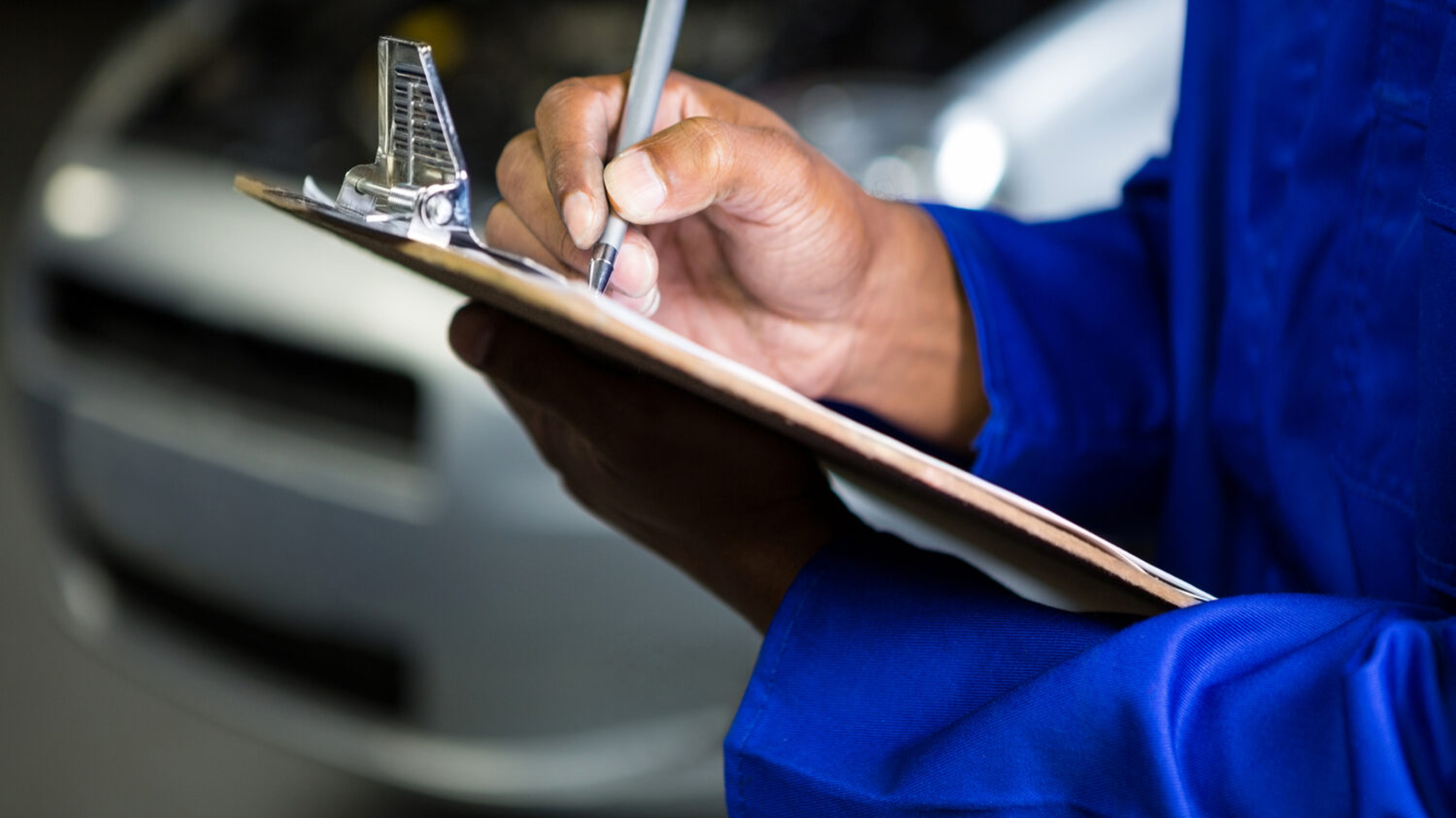 In einem Autovertrag sollte immer ein Kaufpreis stehen. Klauseln, die vorsehen, dass ein Sachverständiger den Preis bestimmt, sollte man nicht akzeptieren. Bild: Freepik
