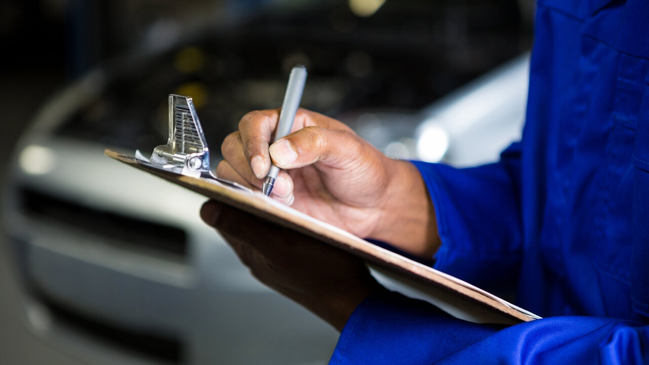 In einem Autovertrag sollte immer ein Kaufpreis stehen. Klauseln, die vorsehen, dass ein Sachverständiger den Preis bestimmt, sollte man nicht akzeptieren. Bild: Freepik