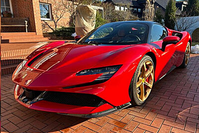 Dieser Ferrari wurde gestern auf der A 33 bei Bielefeld komplett zerlegt. Der Wagen war in einem Inserat für rund 440'000 Franken zum Kauf angeboten worden. Bild: Lummer Automobile