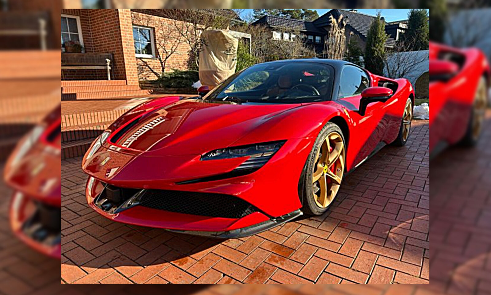 Dieser Ferrari wurde gestern auf der A 33 bei Bielefeld komplett zerlegt. Der Wagen war in einem Inserat für rund 440'000 Franken zum Kauf angeboten worden. Bild: Lummer Automobile