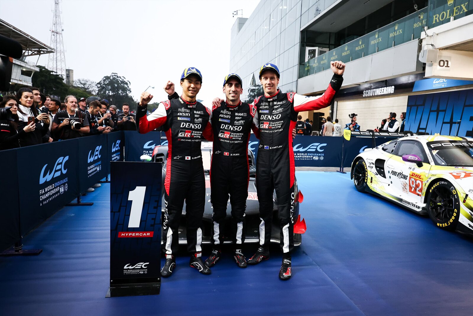 Sébastien Buemi, Brendon Hartley und Ryo Hirakawa feiern Sieg in São Paulo