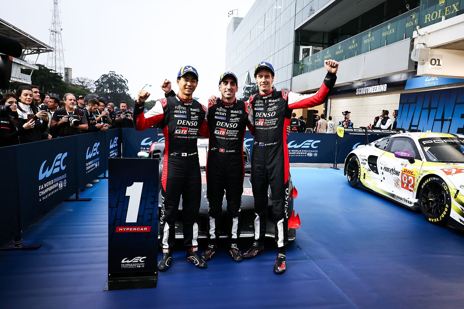 Sébastien Buemi, Brendon Hartley und Ryo Hirakawa feiern Sieg in São Paulo