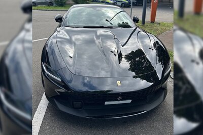 Dieser schwarze Ferrari war in der Schweiz registriert und hätte am Zoll in Konstanz verzollt werden müssen. Bild: Hauptzollamt Singen