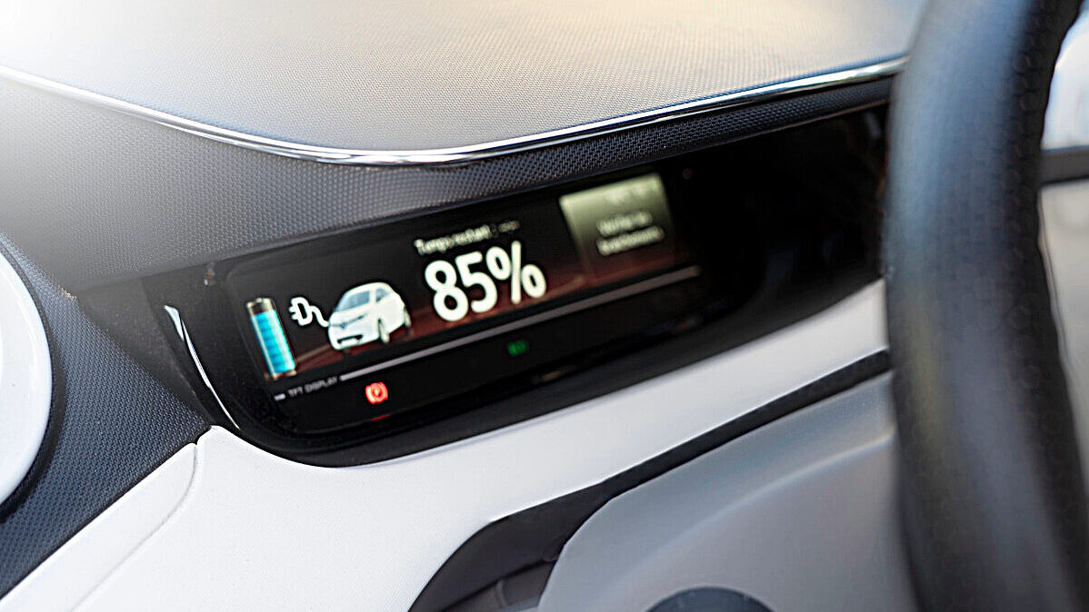 Diese Verbrenner-Regel gilt bei E-Autos nicht: «Tankinhalt durch Verbrauch gleich Reichweite». Elektroautos können während der Fahrt Energie zurückgewinnen. Bild: Freepik