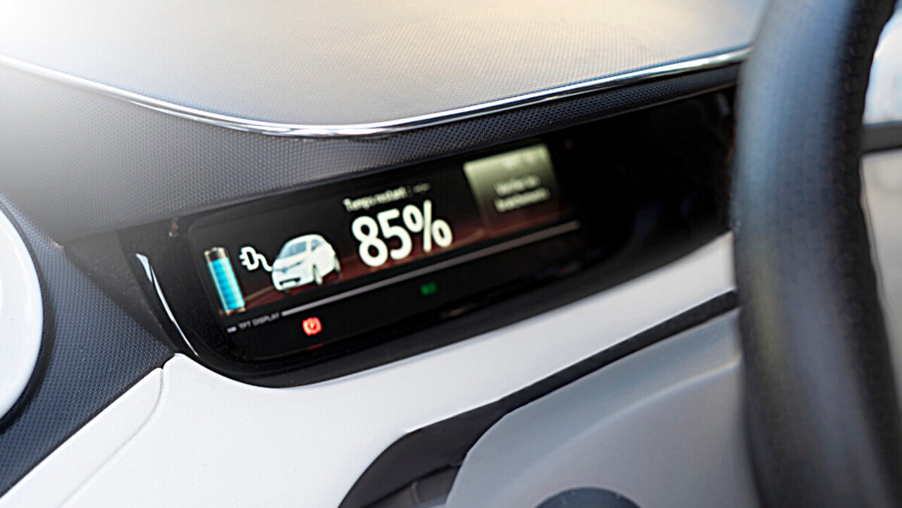 Diese Verbrenner-Regel gilt bei E-Autos nicht: «Tankinhalt durch Verbrauch gleich Reichweite». Elektroautos können während der Fahrt Energie zurückgewinnen. Bild: Freepik