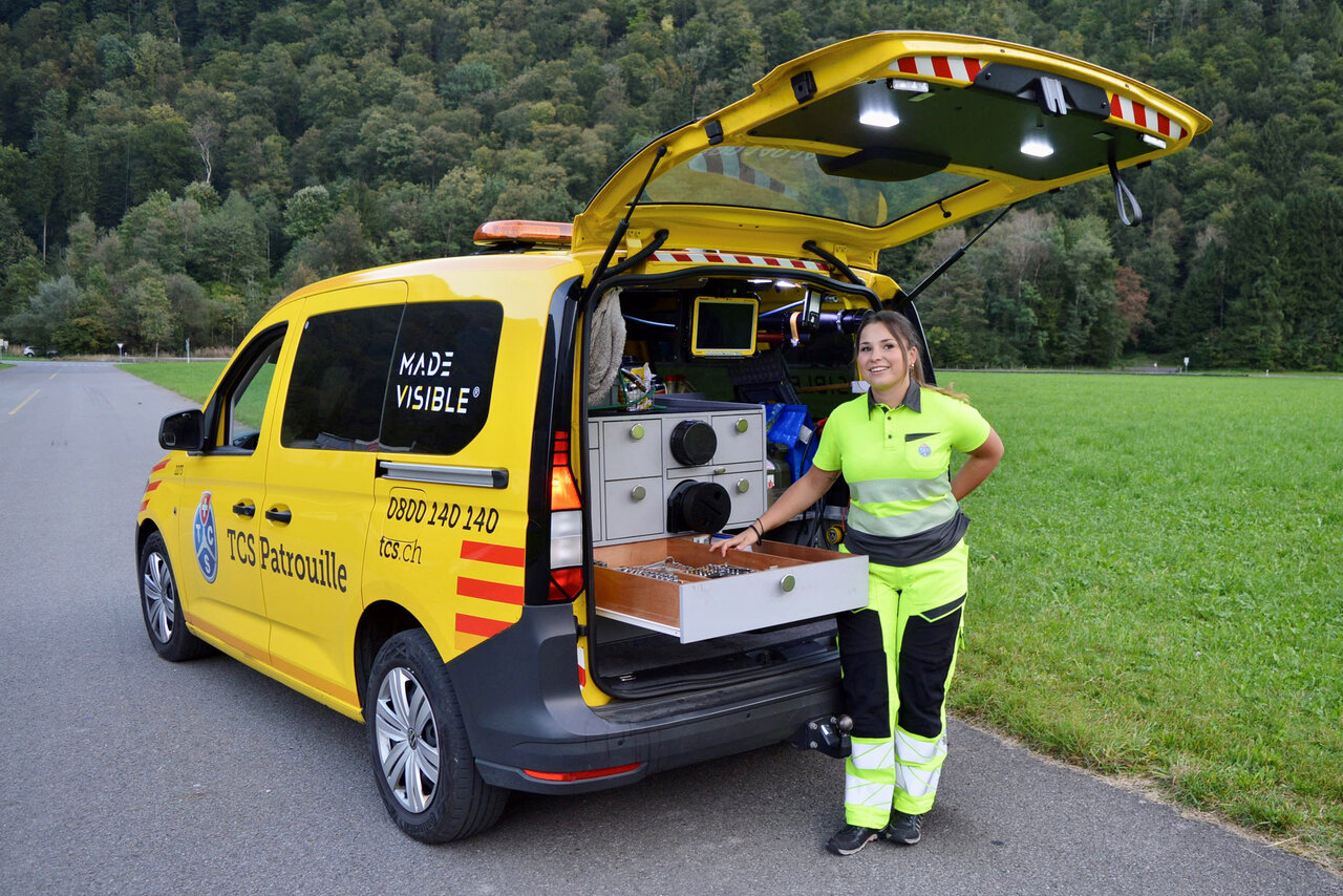 TCS-Patrouilleurin Alina Bachmann neben ihren Patrouillen-Fahrzeug