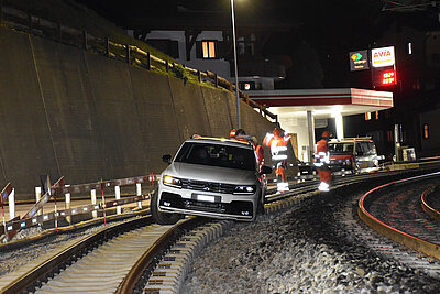 Achtung Verwechslungsgefahr? Über mehrere hundert Meter fuhr gestern Abend eine Frau in Klosters auf dem Gleis anstatt der Strasse.