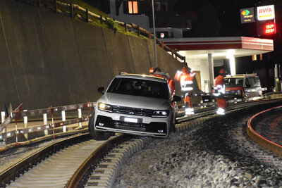 Achtung Verwechslungsgefahr? Über mehrere hundert Meter fuhr gestern Abend eine Frau in Klosters auf dem Gleis anstatt der Strasse.