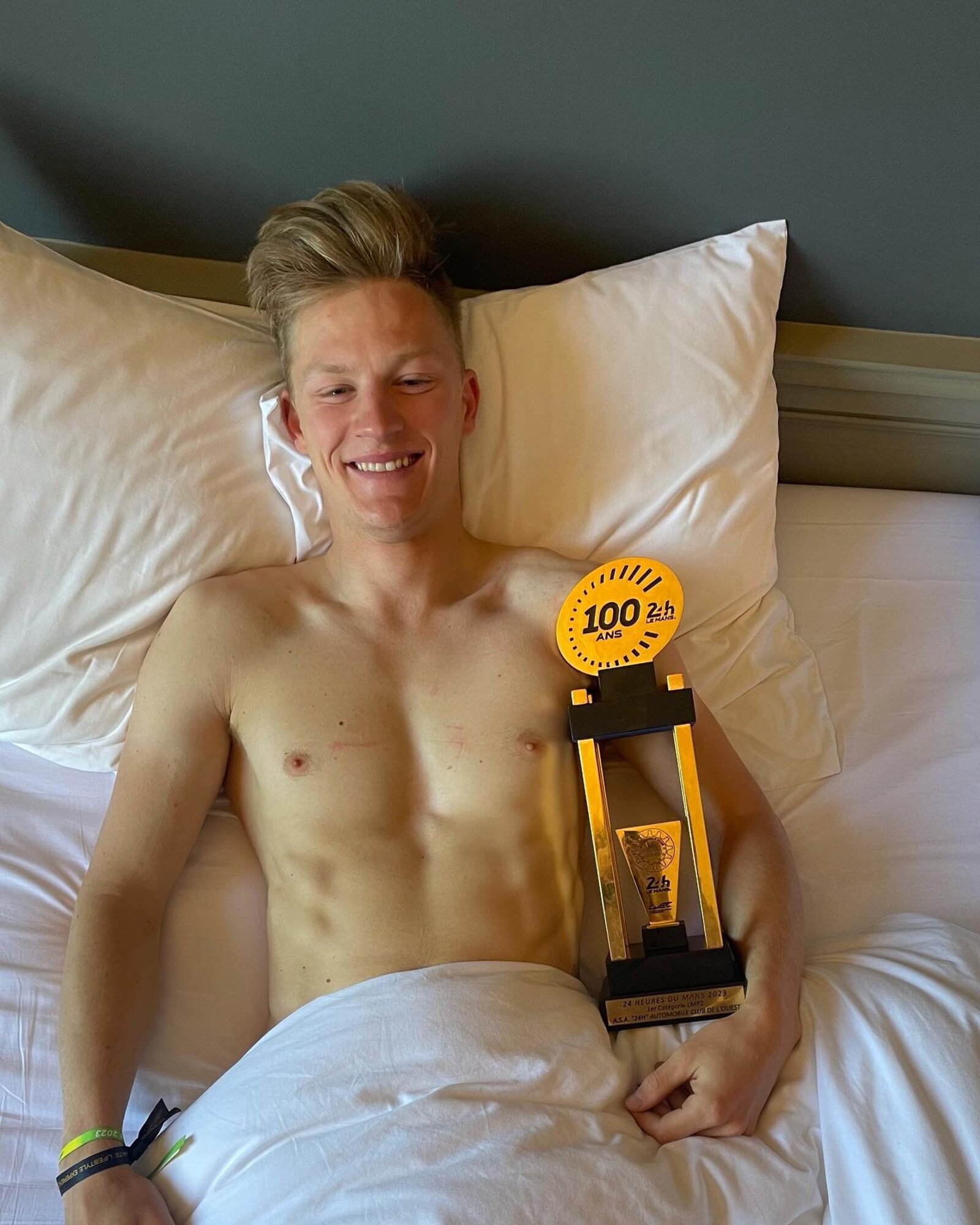 Fabio Scherer mit Pokal im Krankenbett