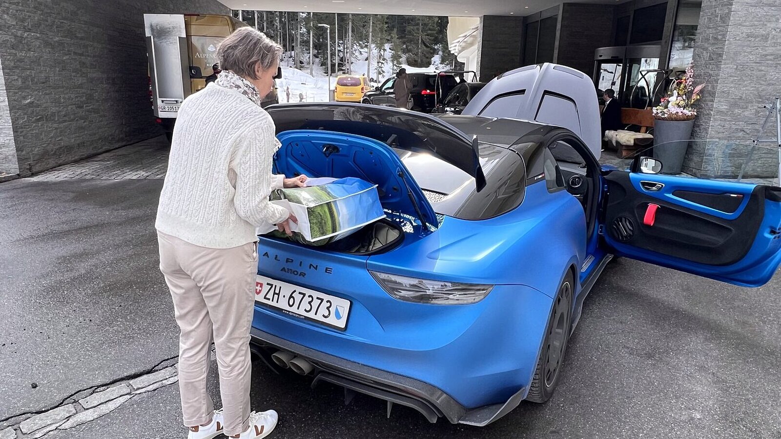 Reise mit der Alpine A110R Hinter dem Mittelmotor: Eingeschränkte Kapazität. Bild: Pentti Aellig, STREETLIFE