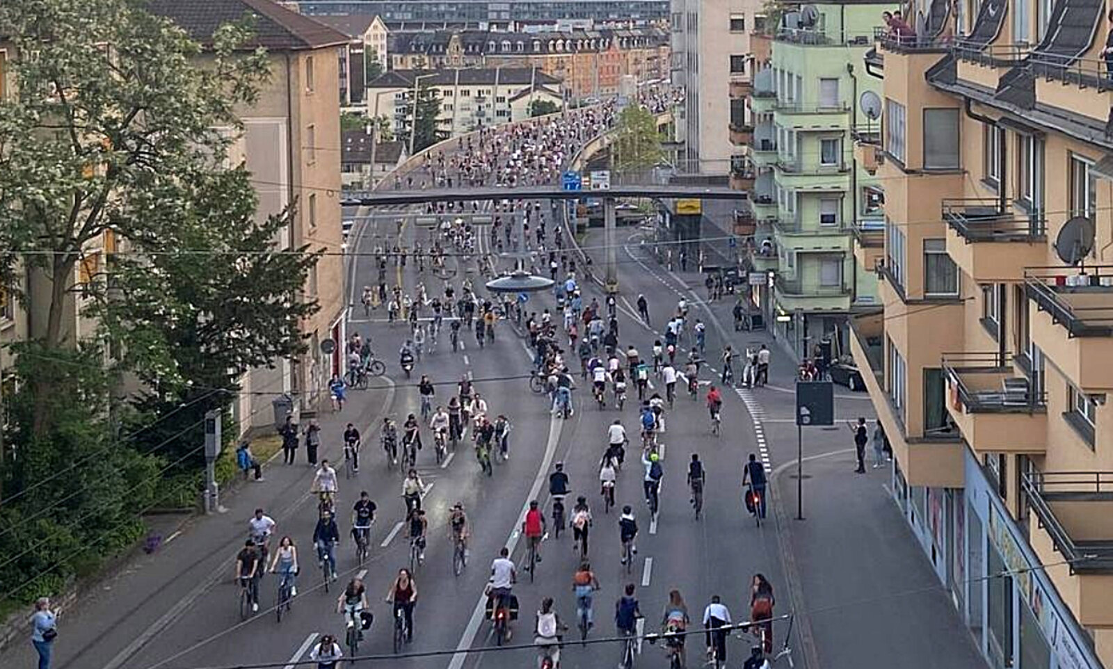 Tausende waren an den Velodemos von Critical Mass in Zürich unterwegs. Für den restlichen Verkehr war in dieser Zeit kein Durchkommen möglich. Bild: Critical Mass