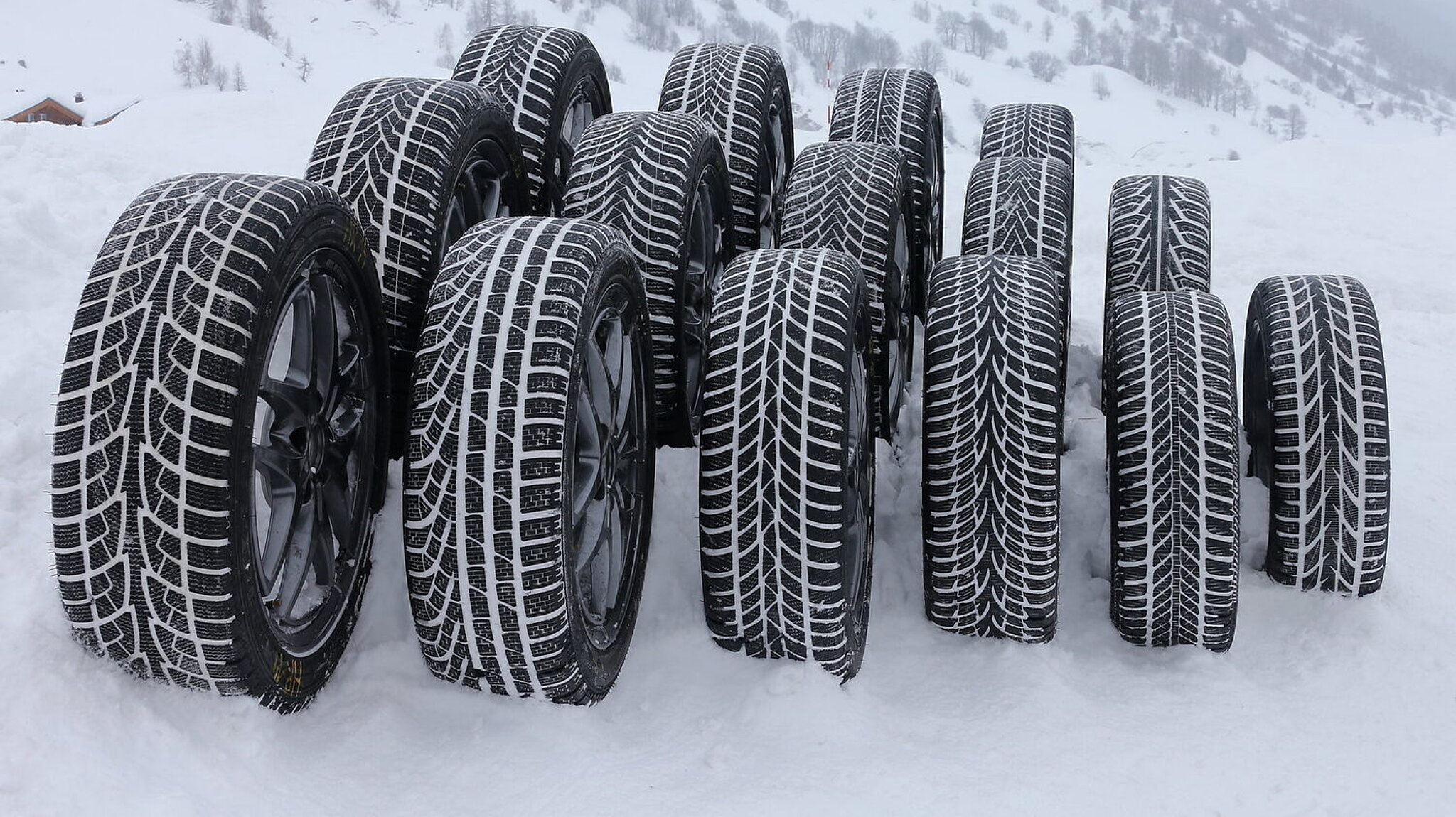 verschiedene Autoreifen im Schnee
