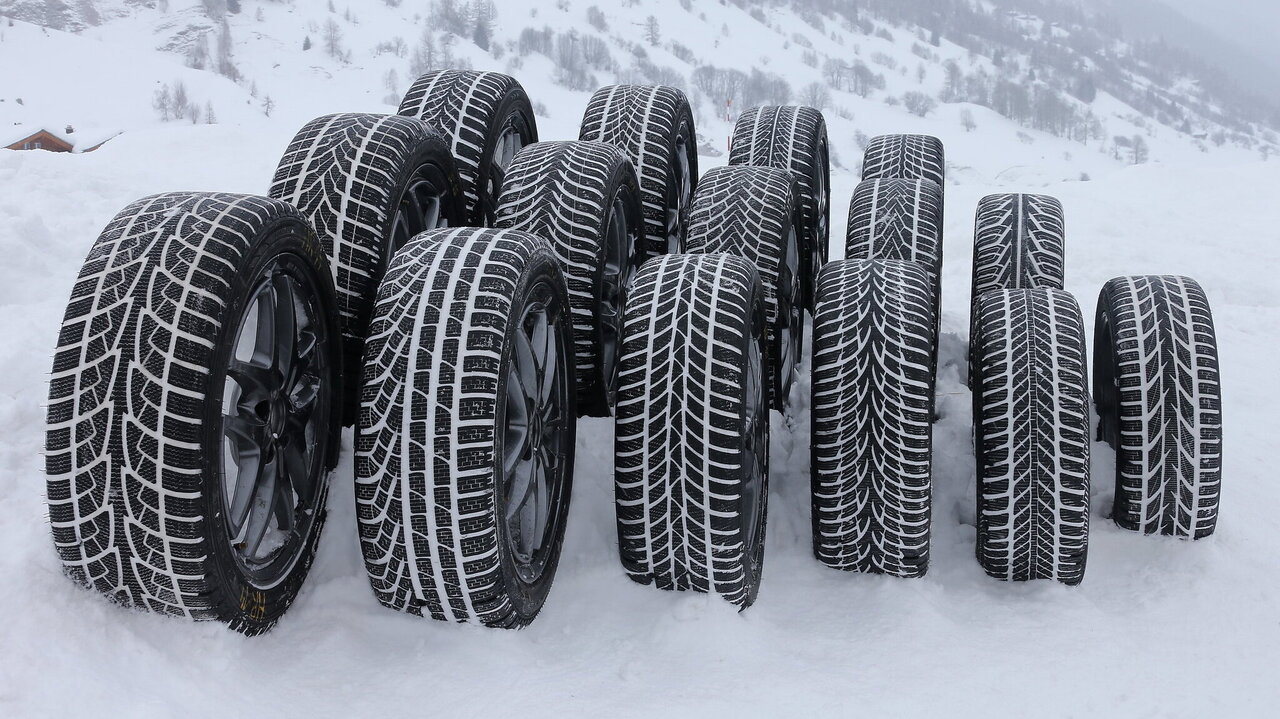 verschiedene Autoreifen im Schnee