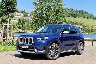 Der BMW X1 von vorne an einem Fluss