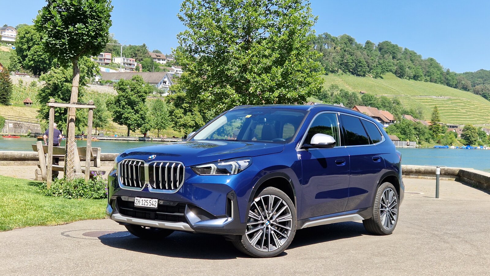 Der BMW X1 von vorne an einem Fluss