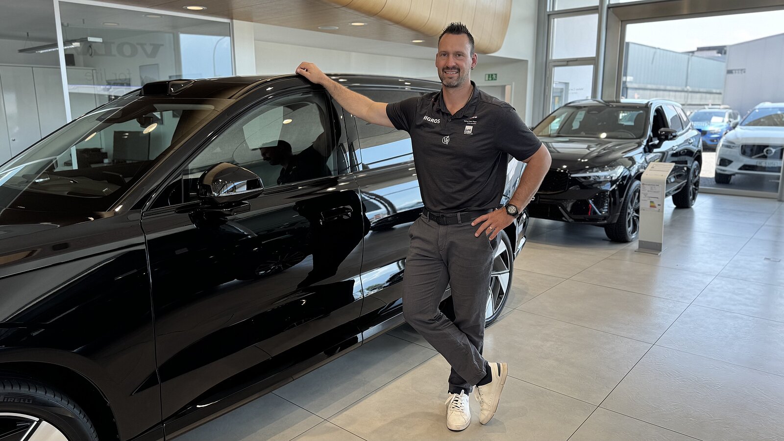 Schwingerkönig Kilian Wenger im Ausstellungsraum von Volvo Cars Thun. Bild: STREETLIFE