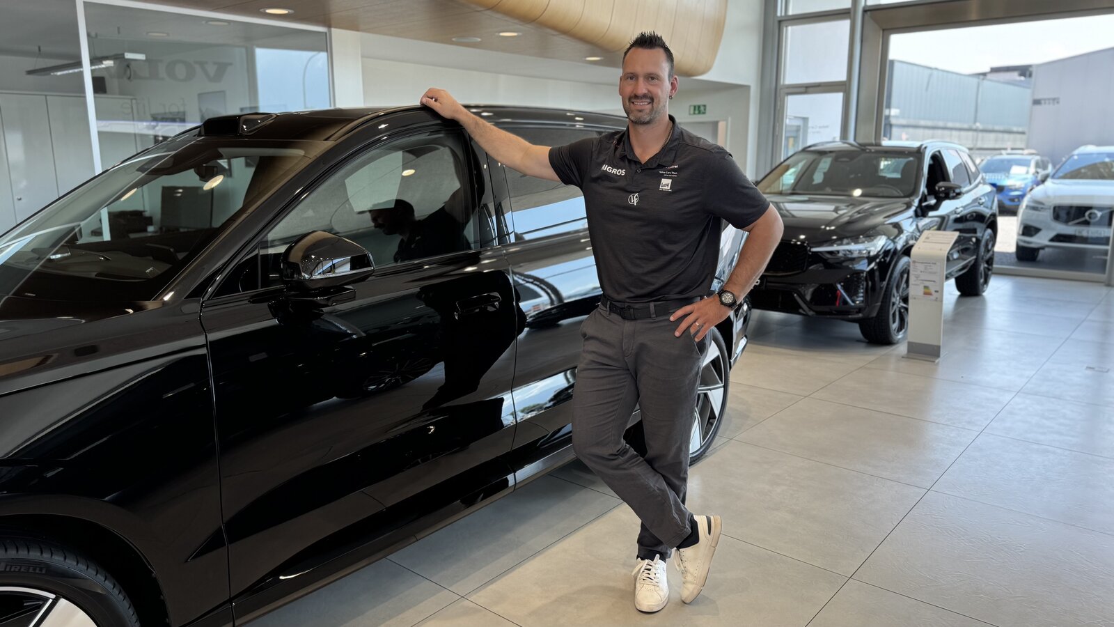 Schwingerkönig Kilian Wenger im Ausstellungsraum von Volvo Cars Thun. Bild: STREETLIFE