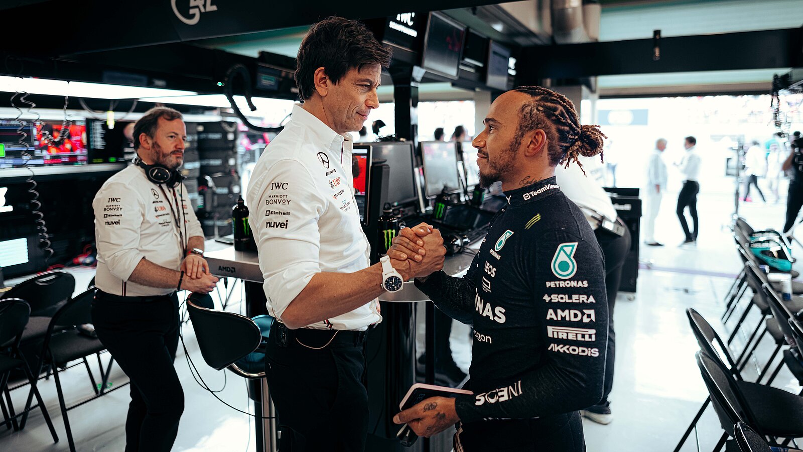 Lewis Hamilton und Toto Wolff in der Box von Mercedes