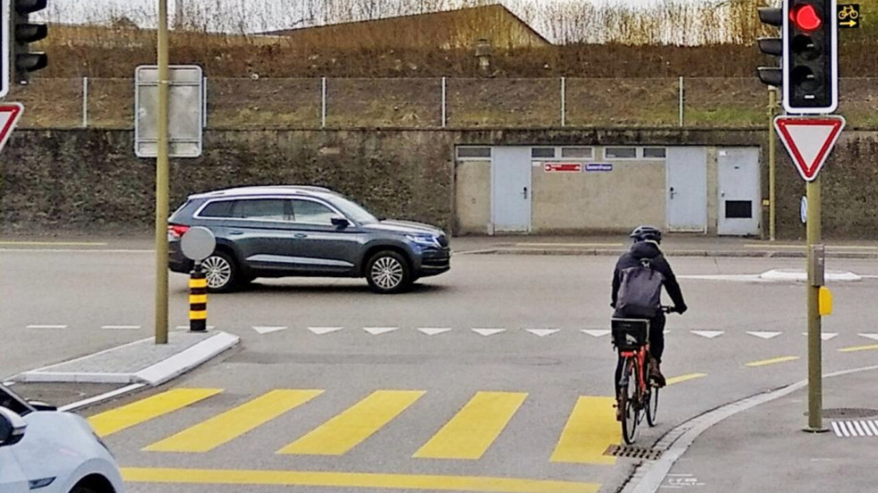 Ist die Linie unterbrochen oder gar kein Velostreifen vorhanden, darfst und sollst du ganz rechts am Rand fahren, damit kein Velo versucht, rechts an dir vorbeizufahren. Bild: Kanton Zürich