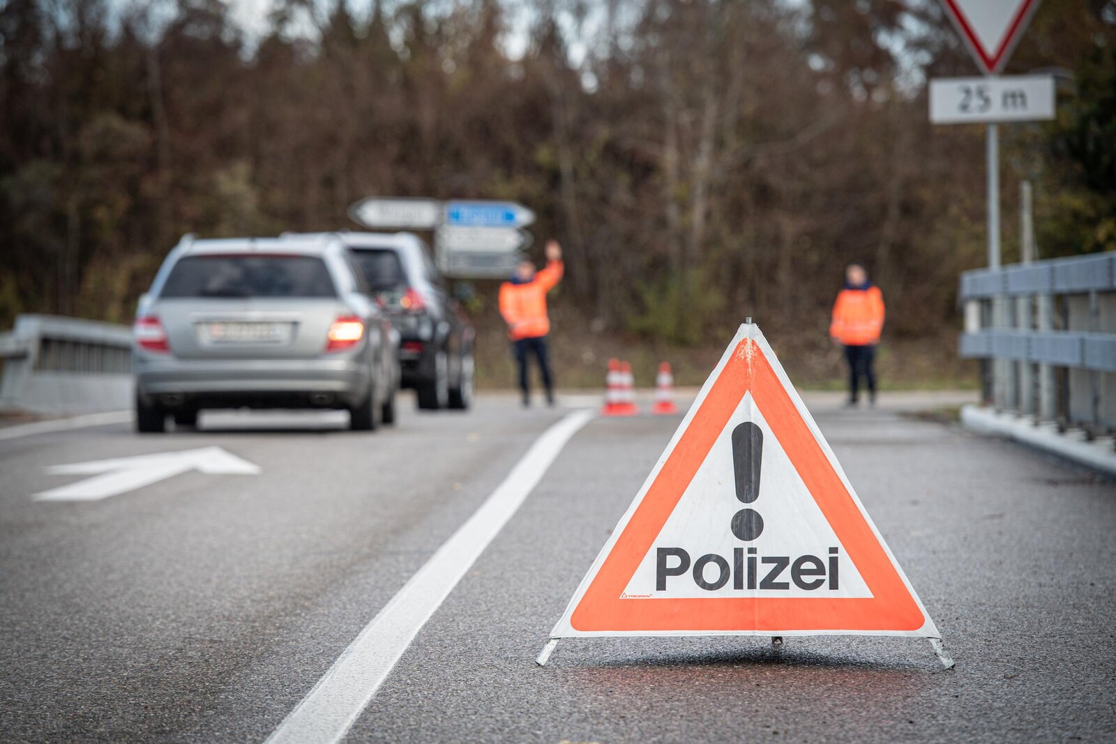 Zwei Polizisten stoppen Autos bei einer Verkehrskontrolle