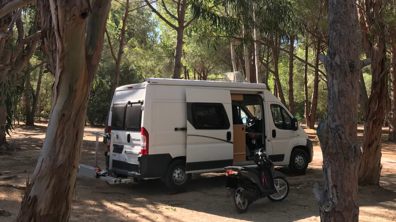 Vor dem nächsten Trip mit dem Campervan sollte man unbedingt einen Blick in den Fahrzeugausweis werfen. Wie viele Kilos zusätzlich darf ich laden? Bild: Pentti Aellig