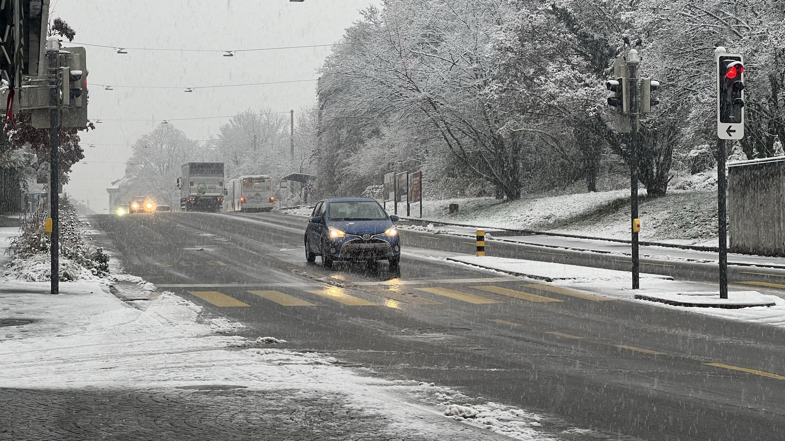 Auto bei winterlichen Verhältnissen an einer Kreuzung
