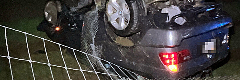 Nach der Kollision mit dem Wildschutzzaun blieb der BMW auf dem Dach in der Wiese liegen. Bild: Kantonspolizei Solothurn