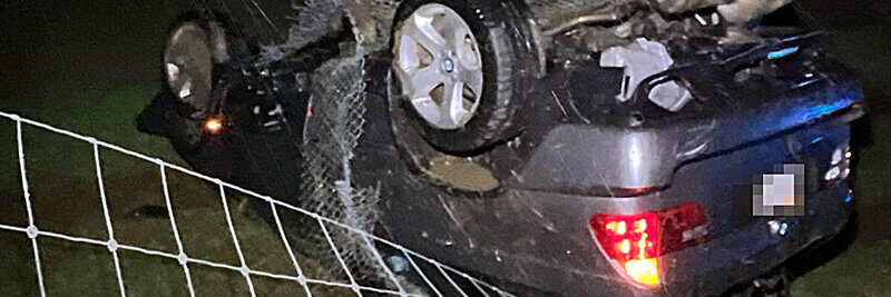 Nach der Kollision mit dem Wildschutzzaun blieb der BMW auf dem Dach in der Wiese liegen. Bild: Kantonspolizei Solothurn