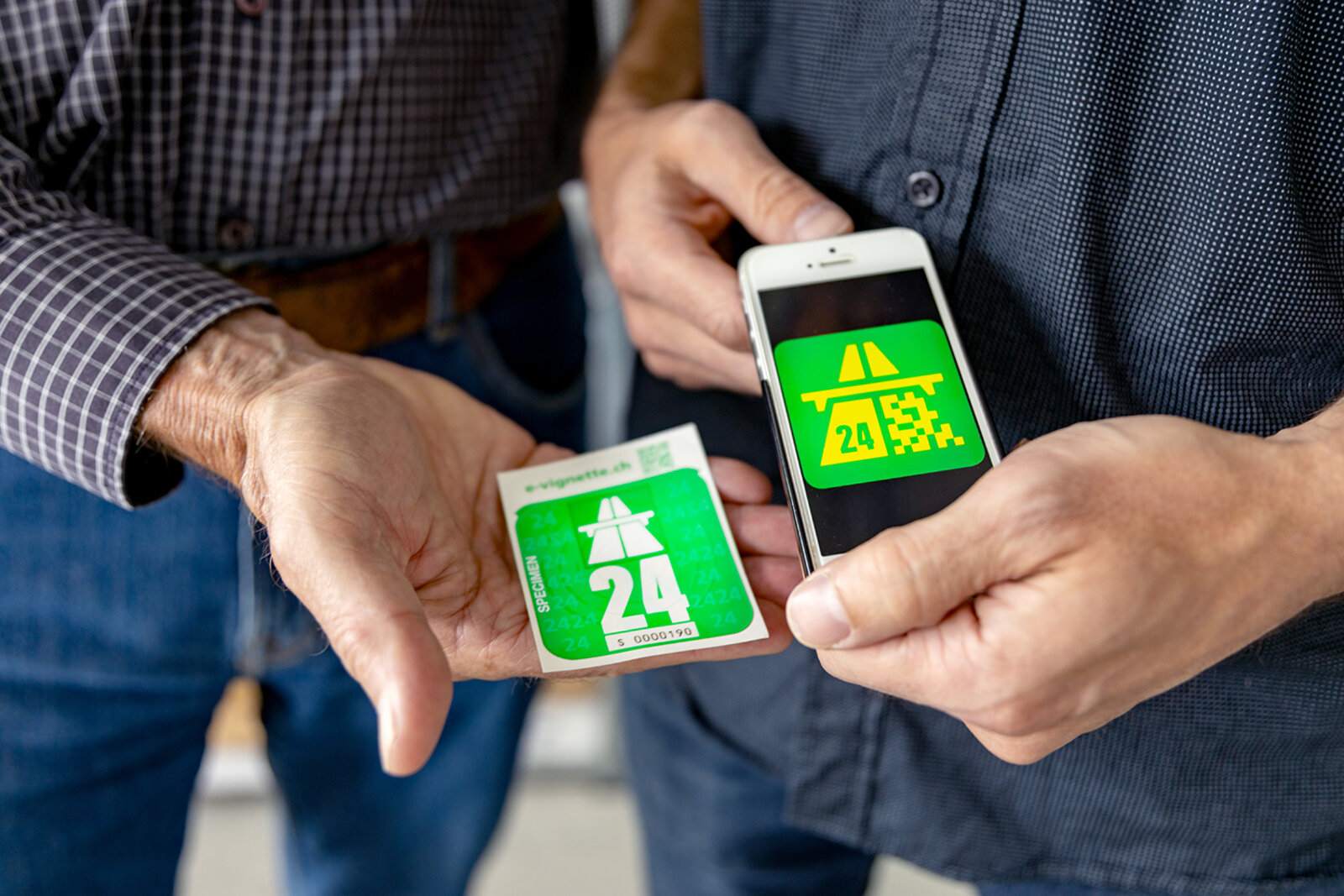 Die Vignette und ein Handy mit der Onlinevariante.