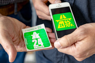 Die Vignette und ein Handy mit der Onlinevariante.