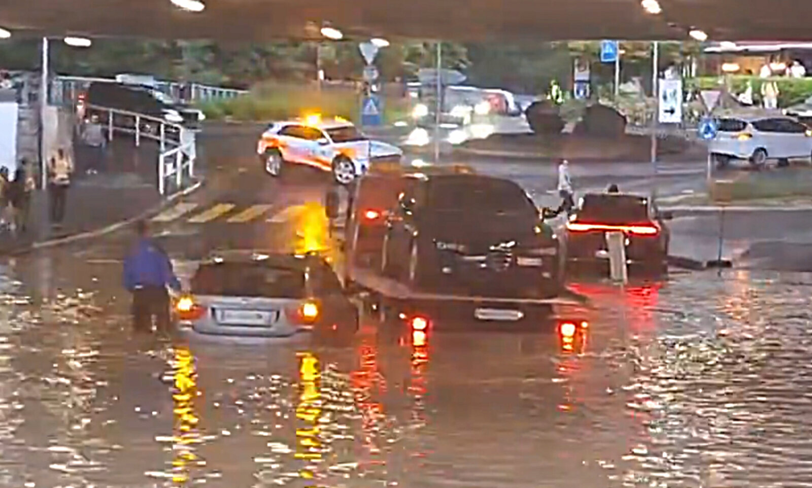 Im Zentrum von Morges VD standen am Abend und in der Nacht mehrere Strassen und Unterführungen unter Wasser. Die Einsatzkräfte waren an mehreren Orten im Grosseinsatz. Bild: Twitter