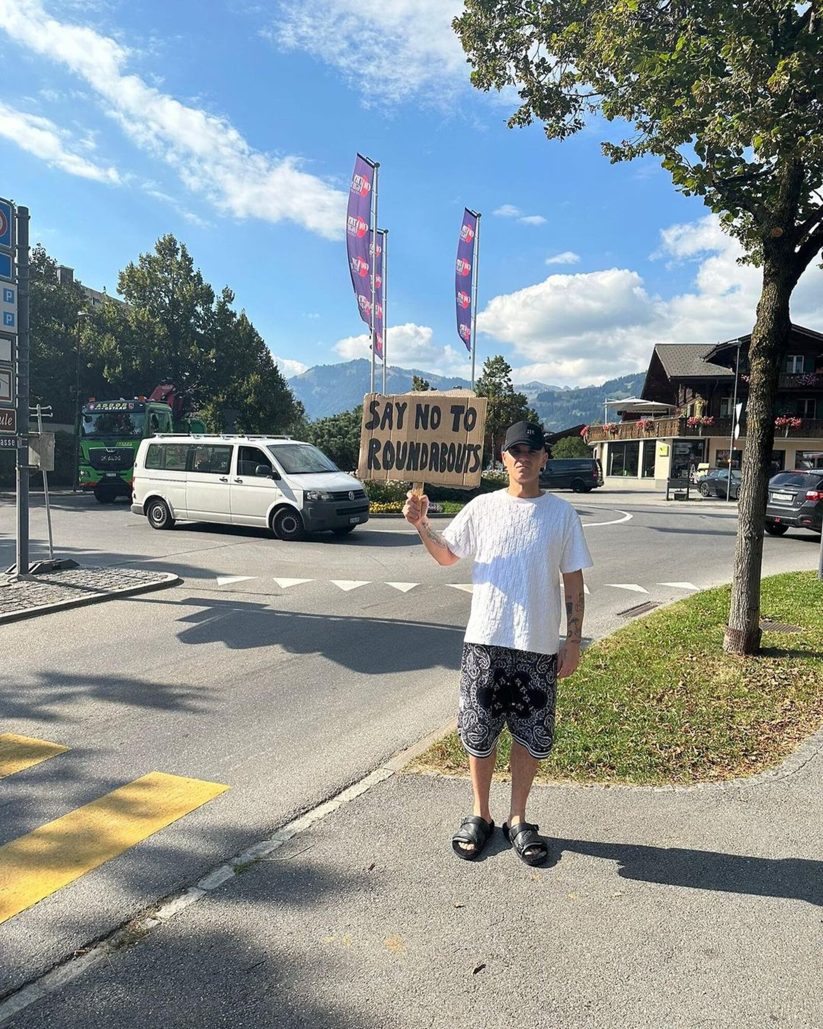 Robbie Williams protestiert in Gstaad BE gegen Kreisel.