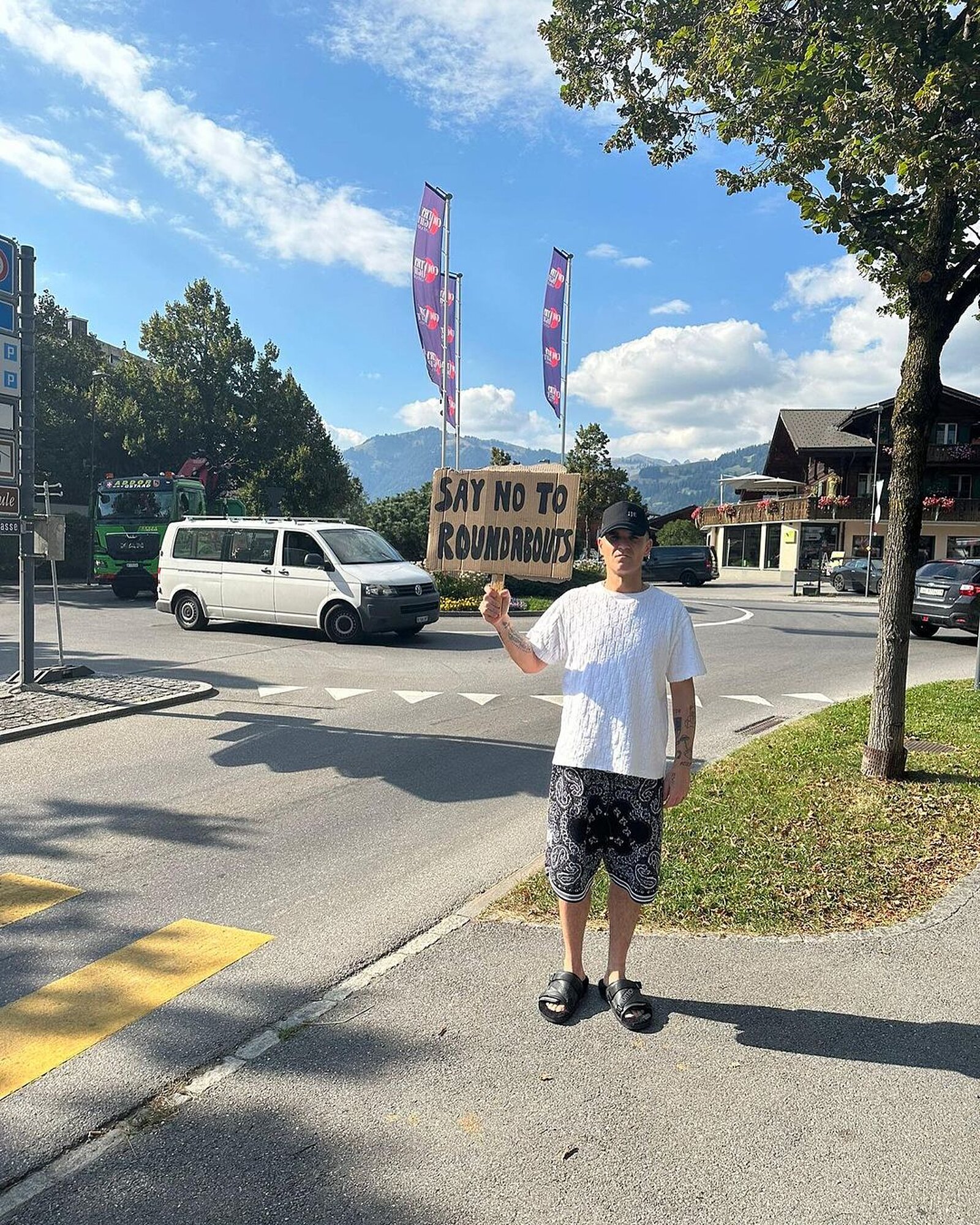 Robbie Williams protestiert in Gstaad BE gegen Kreisel.