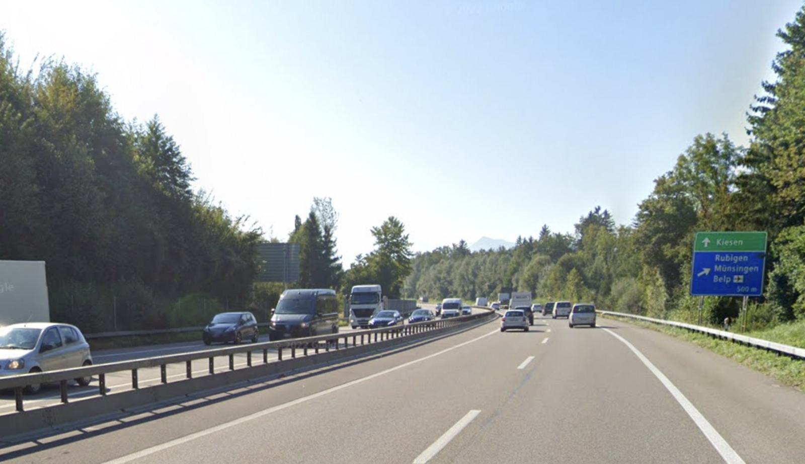 Der 26-jährige Lenker fuhr auf der A6 bei Rubigen im Kanton Bern mit über 300 km/h. Bild: Google Maps.
