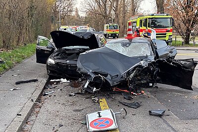 Beschädigte Autos nach einem Raserunfall