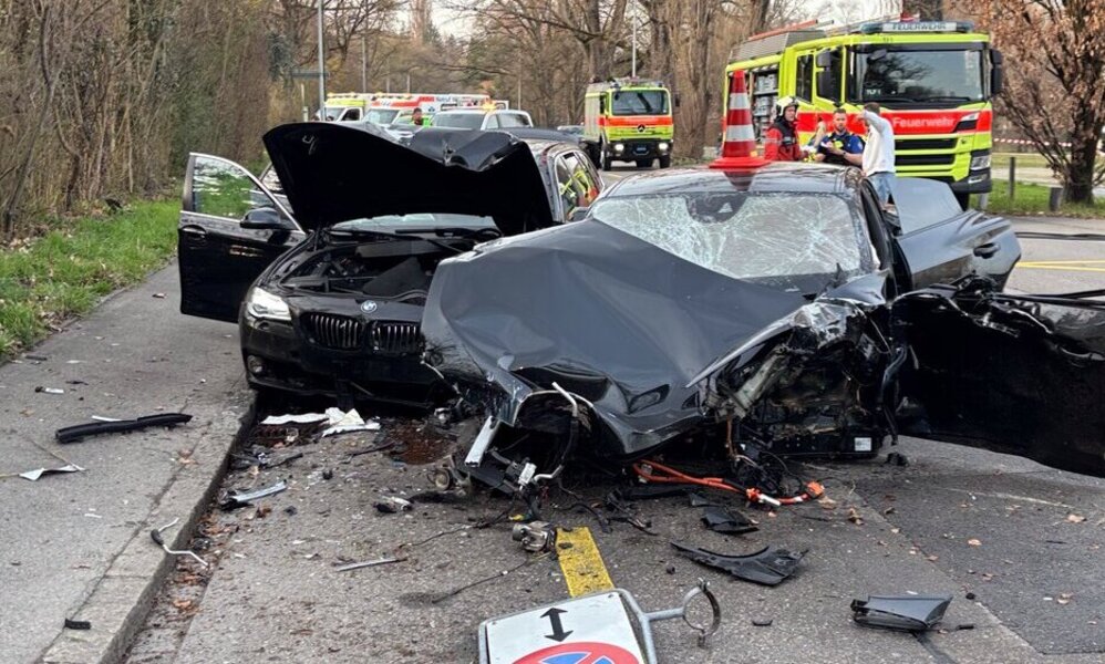 Beschädigte Autos nach einem Raserunfall