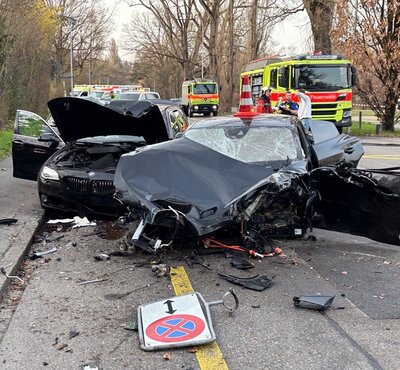 Beschädigte Autos nach einem Raserunfall
