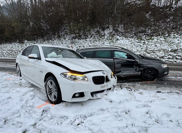 Zwei auf Schnee kollidierte Fahrzeuge