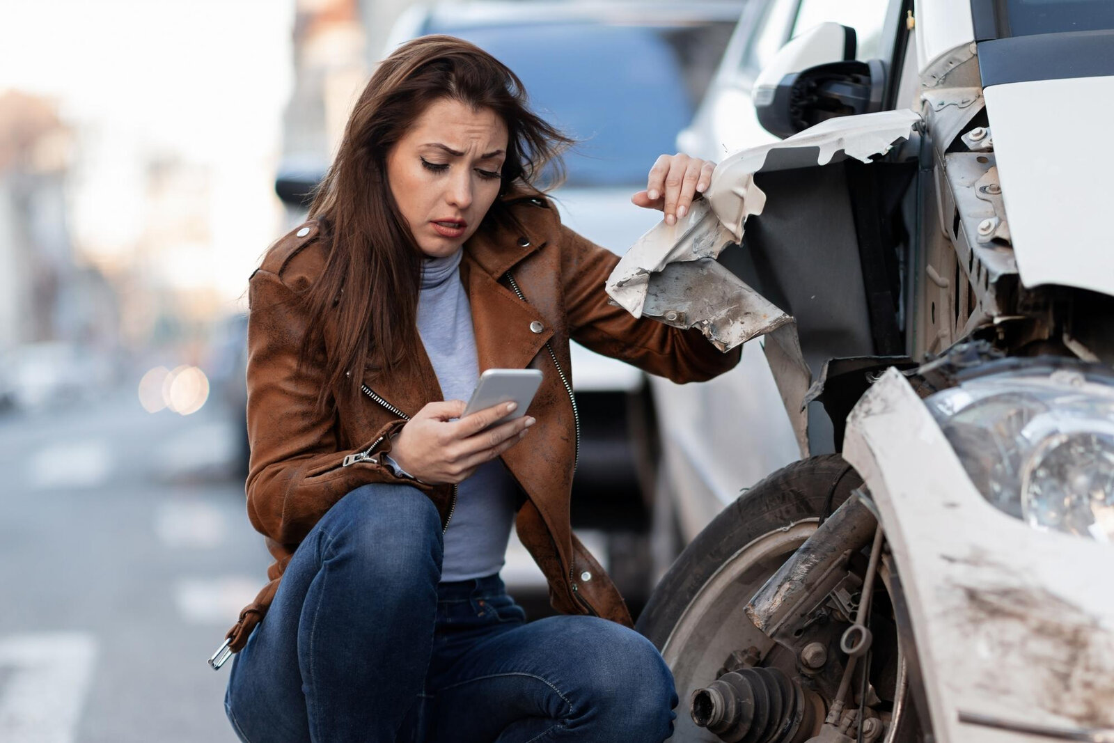 Eine Frau meldet einen Schaden an ihrem Auto