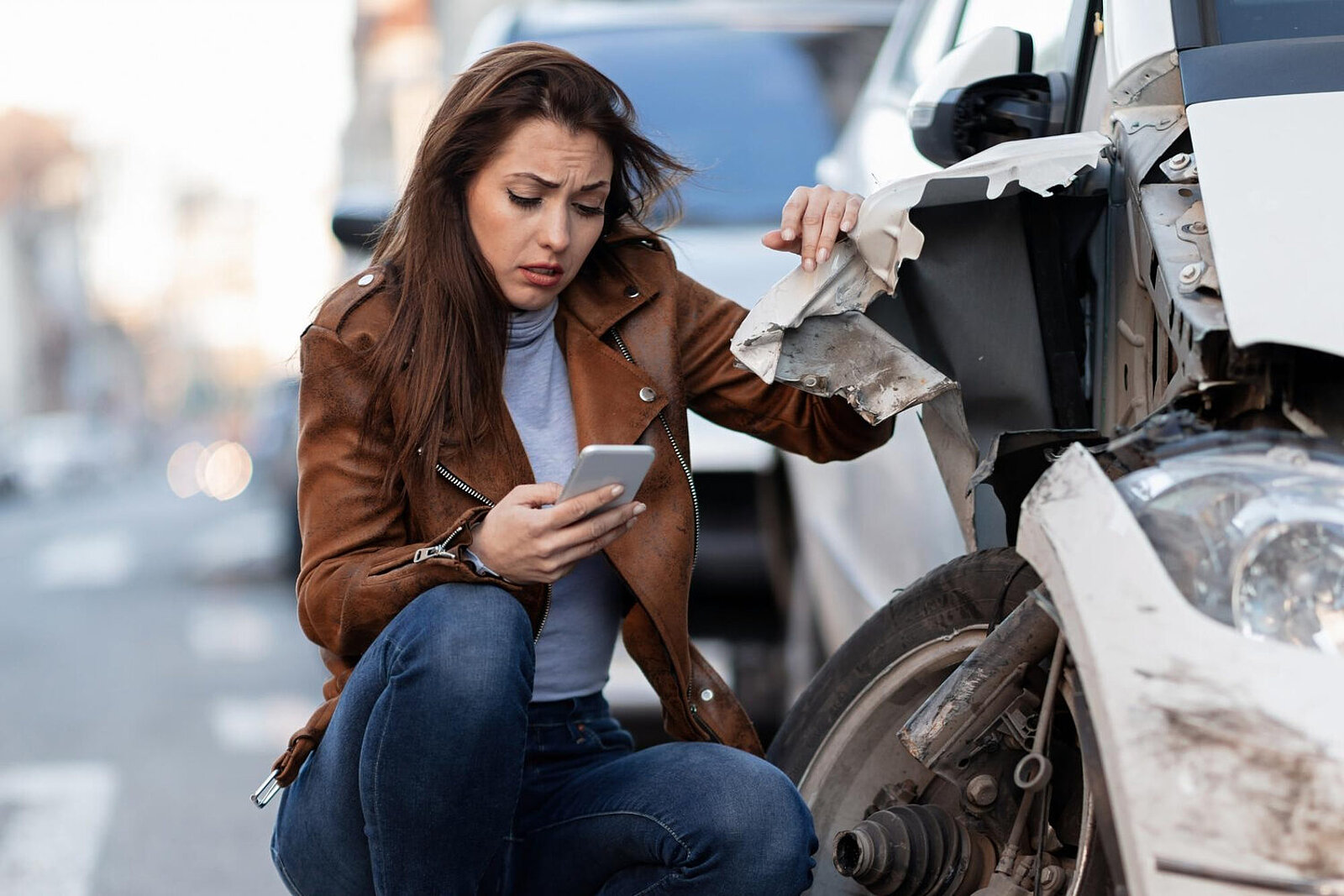Eine Frau meldet einen Schaden an ihrem Auto