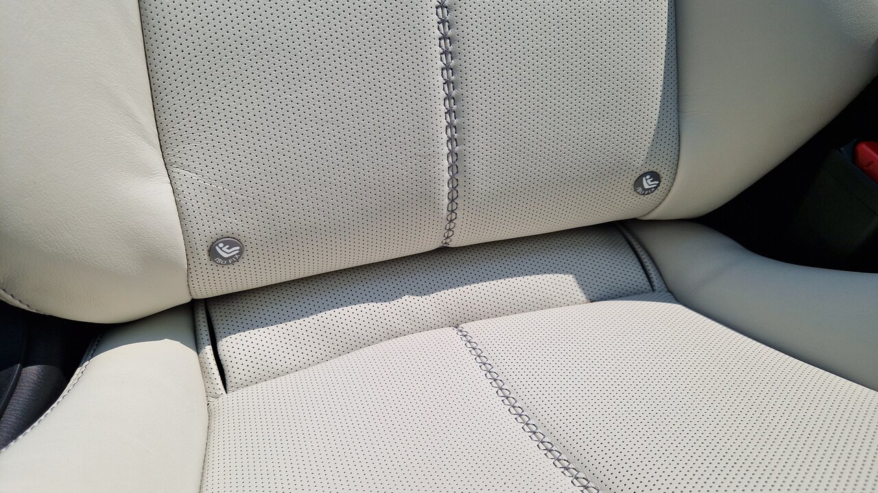 Isofix-Halterungen am Beifahrersitz des Mazda MX-5.