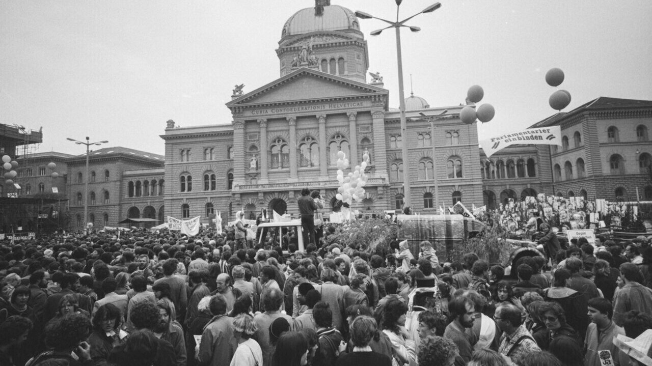 Die Stimmung war in den 1980er Jahren rund um das Thema Waldsterben aufgeheizt. Es kam zu vielen Demonstrationen. Hier am 5. Mai 1984 vor dem Bundeshaus in Bern. Bild: Rudolf Steiner, ETH-Bibliothek Zürich, Bildarchiv / Wikipedia