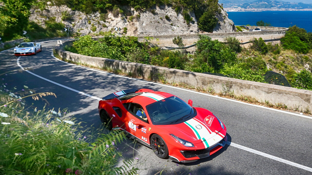 Ein Ferrari auf einer Küstenstrasse